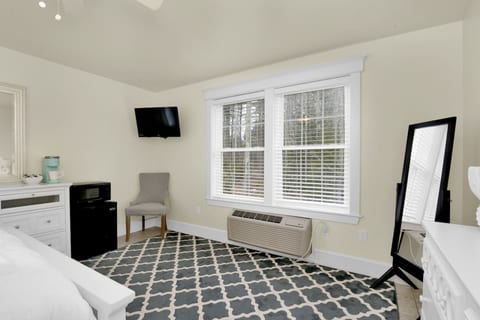 Hotel-Style Studio w/ Queen Bed