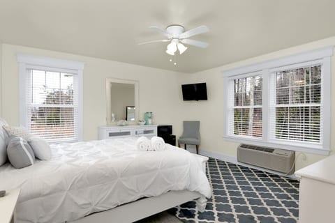 Hotel-Style Studio w/ Queen Bed