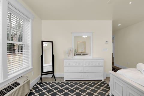 Hotel-Style Studio w/ Queen Bed