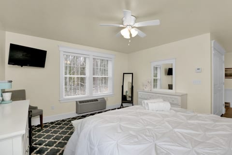 Hotel-Style Studio w/ Queen Bed