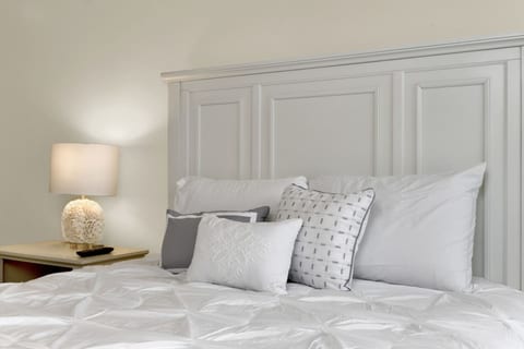 Hotel-Style Studio w/ Queen Bed
