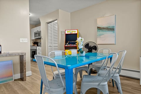 Seaside Condo | Pool Access | Walk to Shore