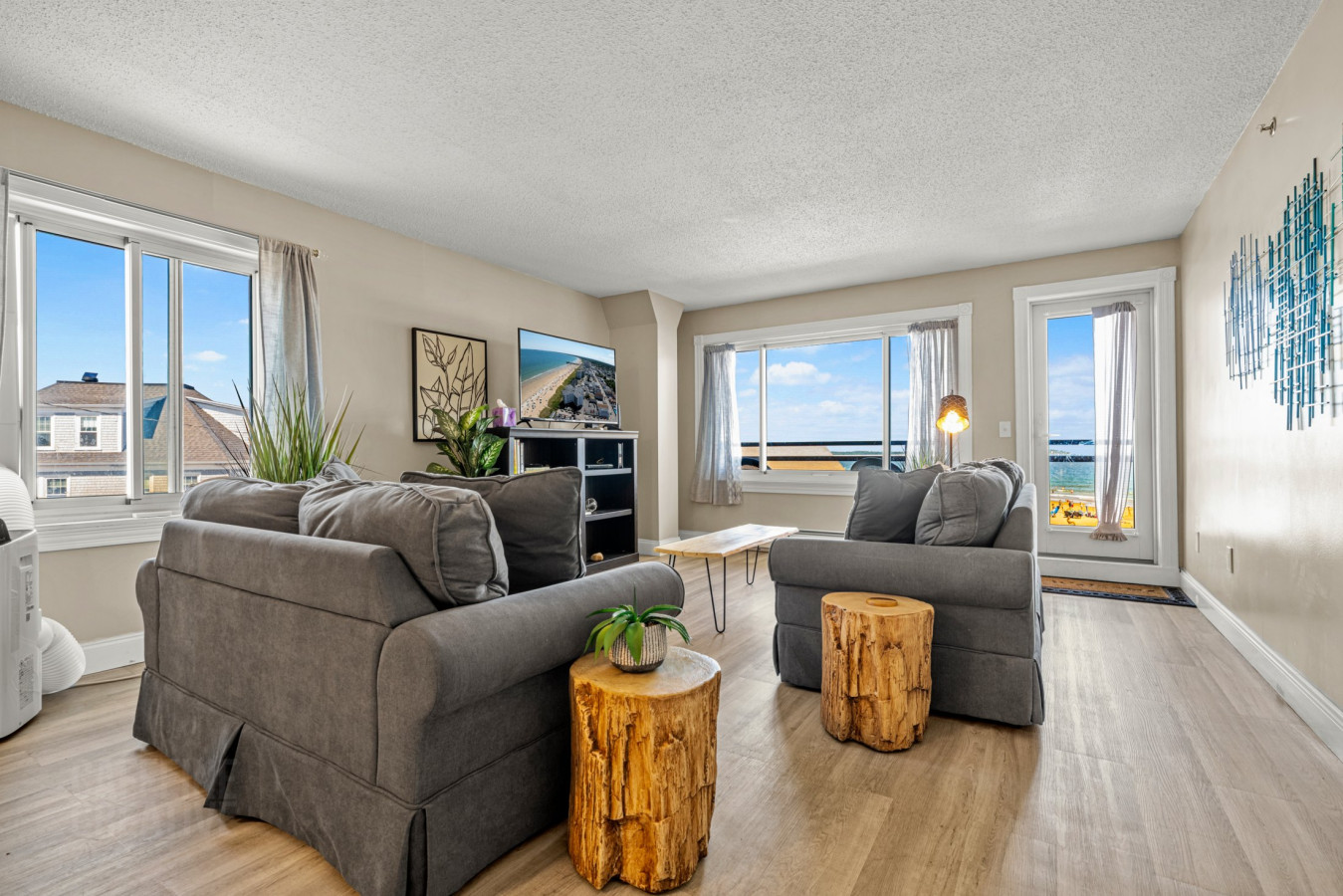 seaside-condo-or-pool-access-or-walk-to-shore/