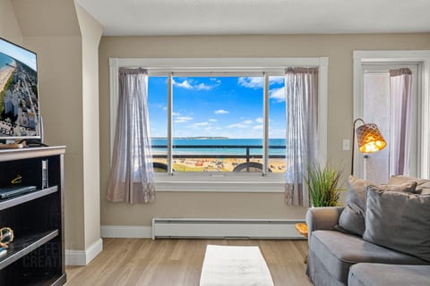 Seaside Condo | Pool Access | Walk to Shore