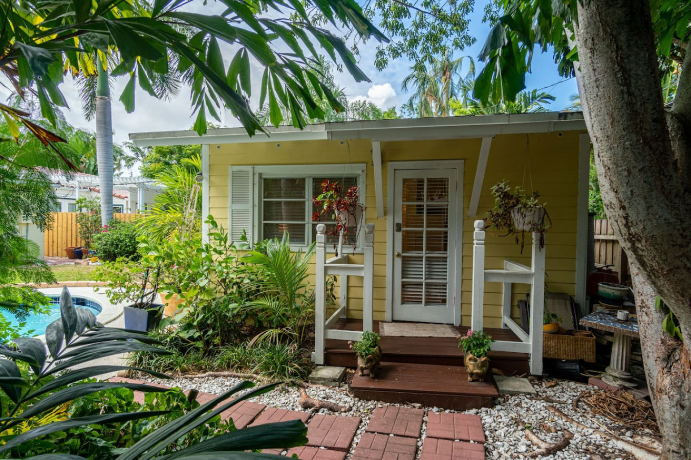 Escape to this charming cottage surrounded by nature, where the pool beckons you for a refreshing dip.