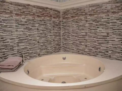 Two Bedroom AC Hot tub