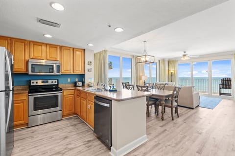 Gulf-Front Corner Unit | Stunning Coastline Views!