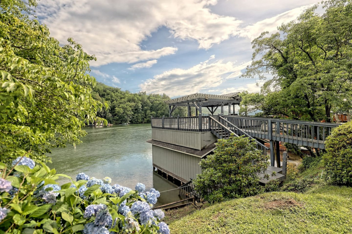 peaceful-lake-burton-stay-with-dock-access/