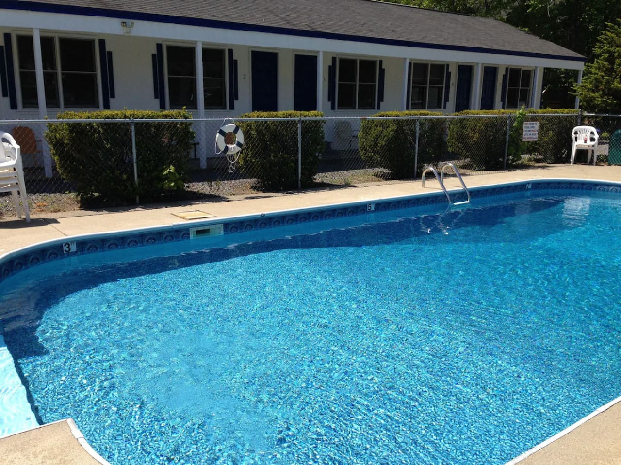 Charming Motel-Style Apartments Near Beach