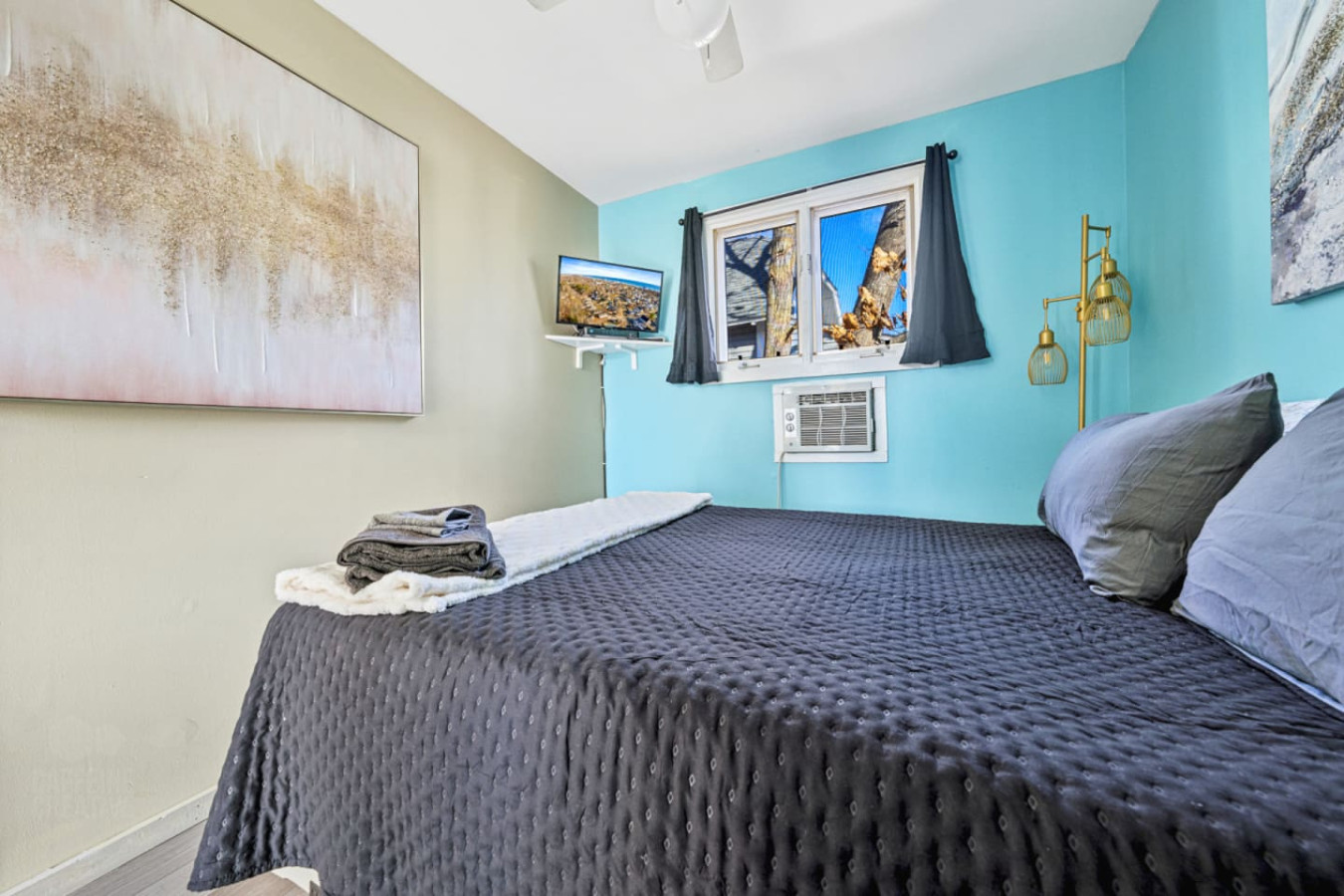 Charming Motel-Style Apartments Near Beach