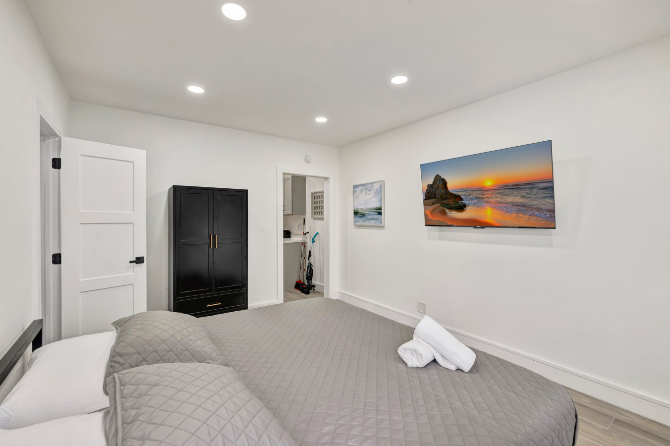 banyan-st-studio-off-las-olas-steps-to-beach-3/