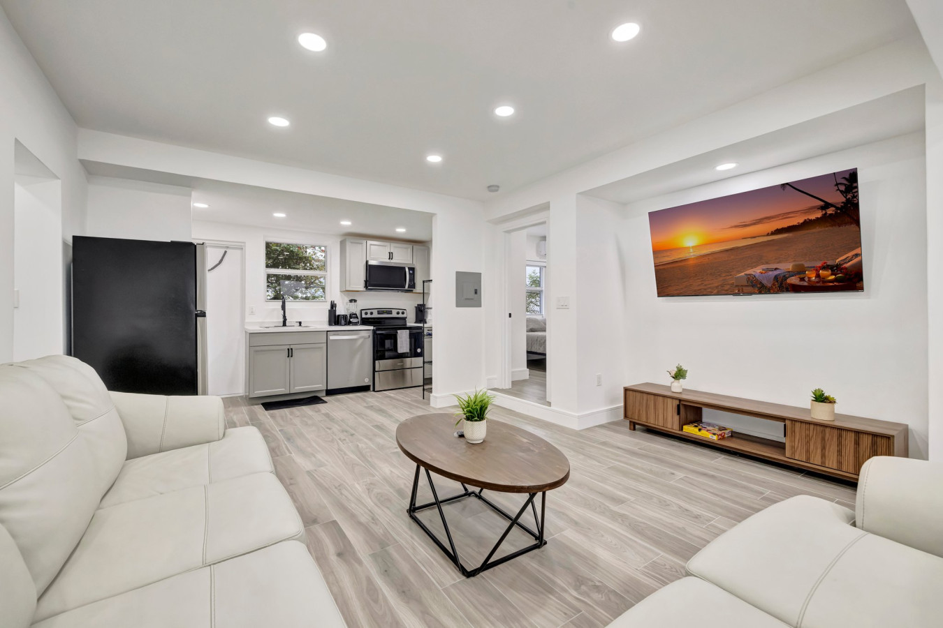 banyan-st-2br1ba-off-las-olas-steps-to-beach-4/