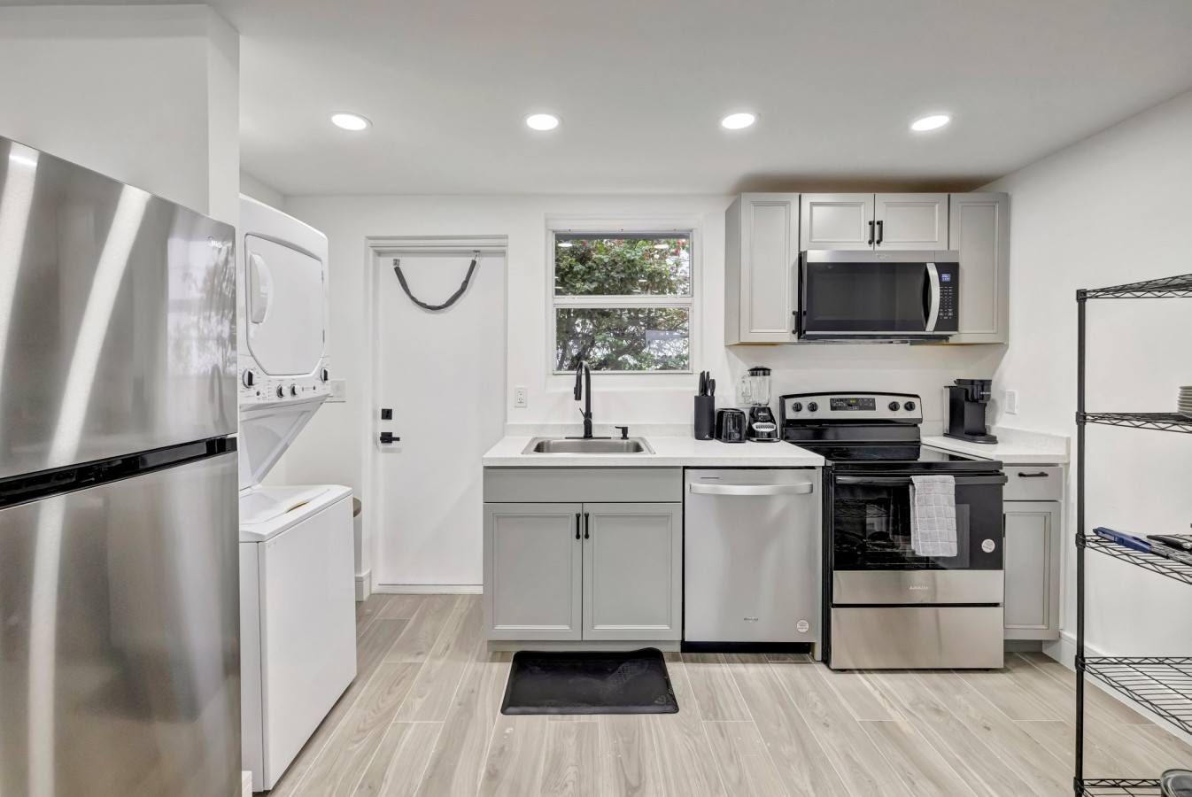 banyan-st-2br1ba-off-las-olas-steps-to-beach-4/