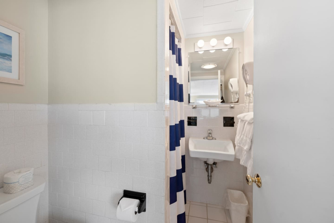 Steps to Ocean: Cozy 2 Double Bed Stay with Deck - Falmouth Steps to Ocean: Cozy 2 Double Bed Stay with Deck - Falmouth