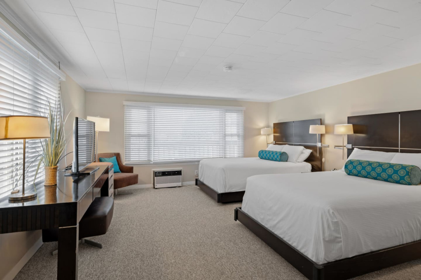 Steps to Ocean: Cozy 2 Double Bed Stay with Deck - Falmouth Steps to Ocean: Cozy 2 Double Bed Stay with Deck - Falmouth