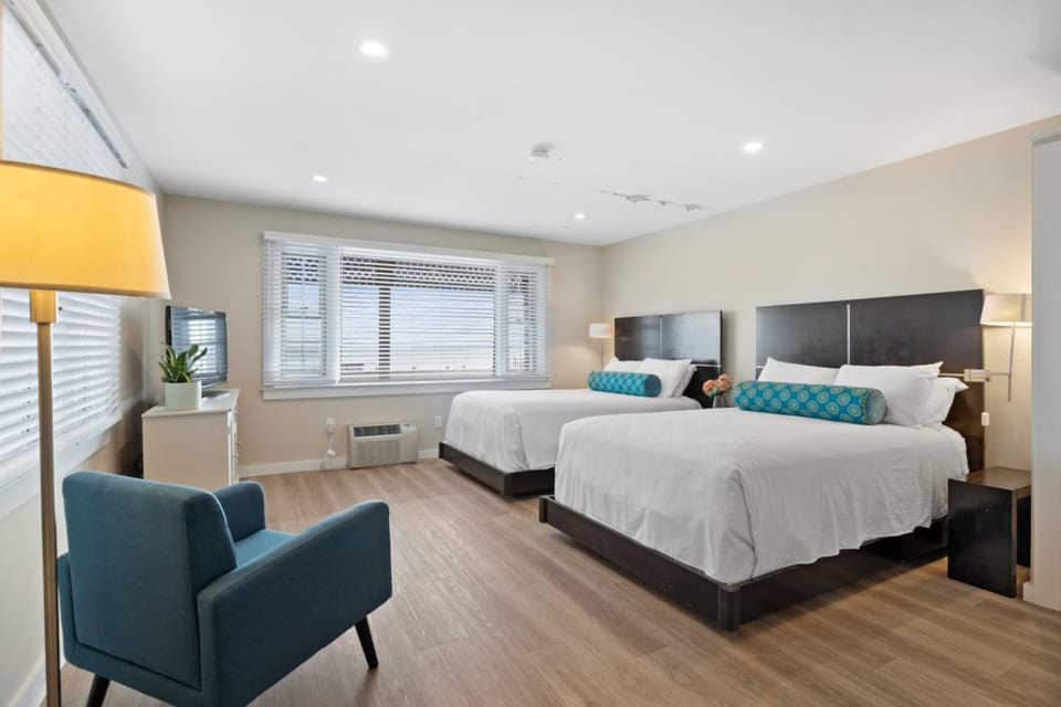 Beachfront Studio | Kitchenette & 2 Double Beds (104) - Falmouth