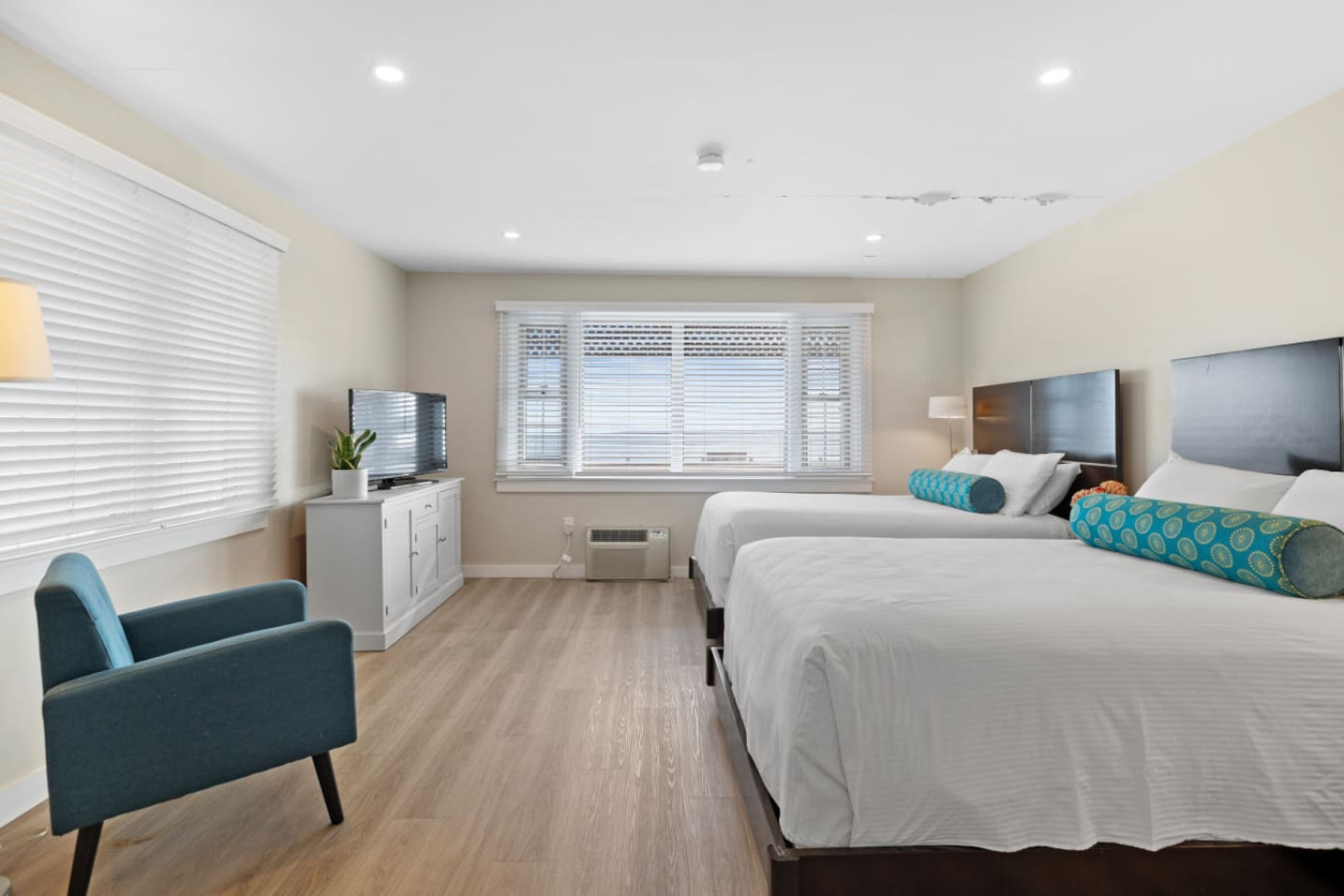 Oceanfront Getaway | 2 Double Beds & Kitchenette - Falmouth Oceanfront Getaway | 2 Double Beds & Kitchenette - Falmouth