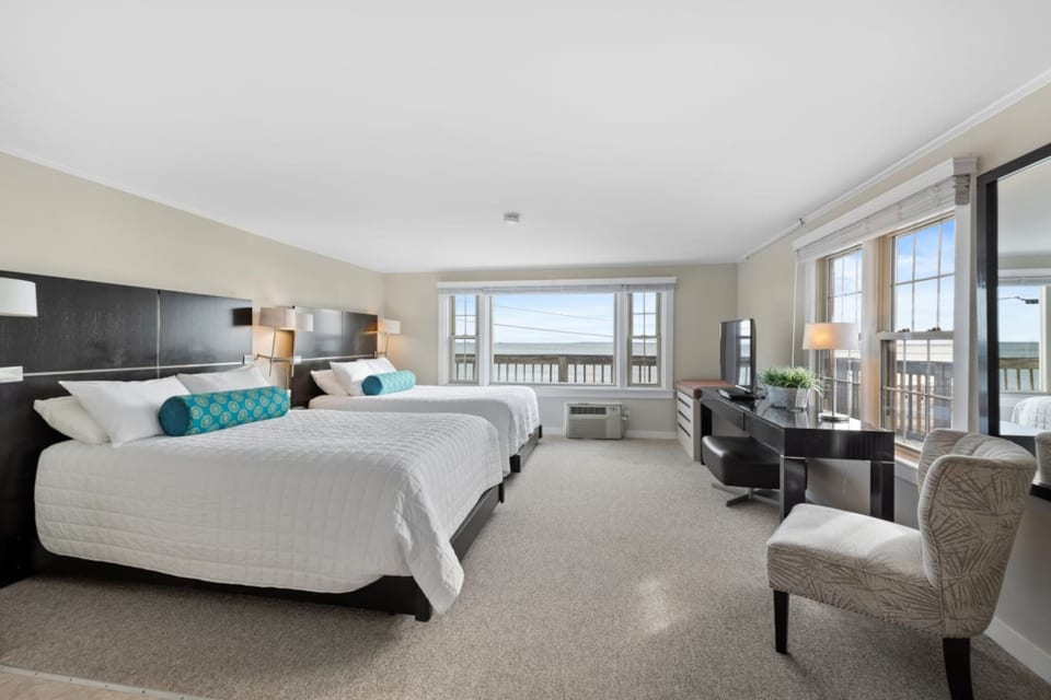 Direct Ocean Views! 2 Double Beds + Kitchenette (108) - Falmouth