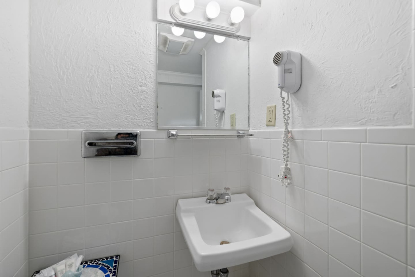 king-room-w-partial-ocean-view-above-restaurant-(203)/