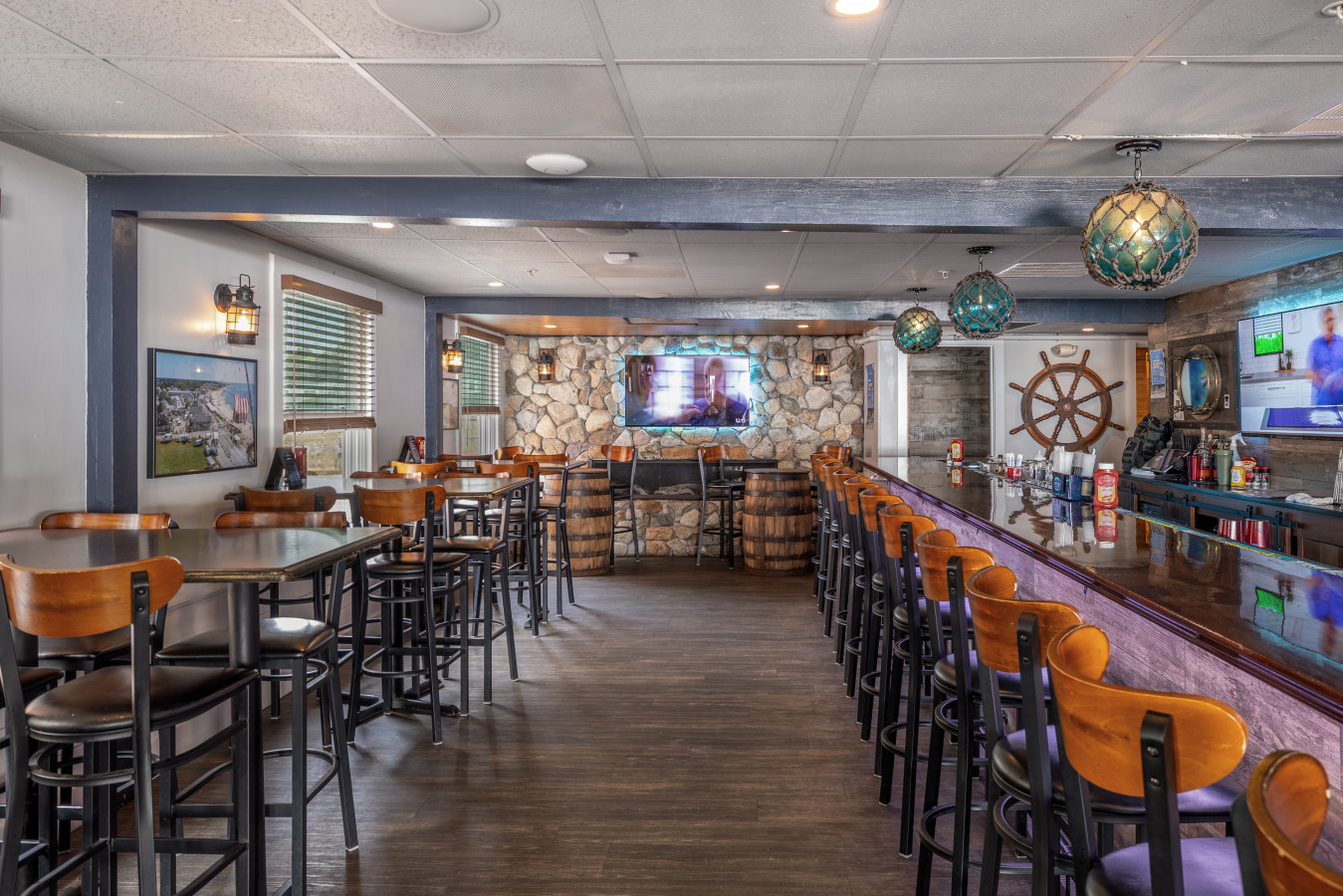 king-room-w-partial-ocean-view-above-restaurant-(203)/