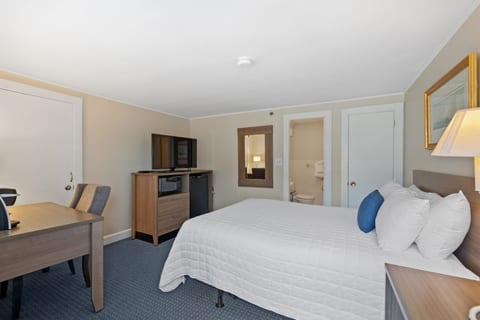 Cozy Queen Room w/ Partial Ocean View (202)
