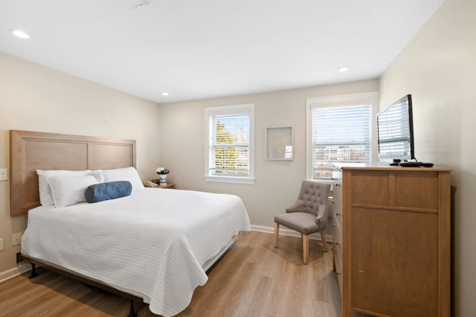 Renovated Queen Room Near the Beach (310) - Falmouth