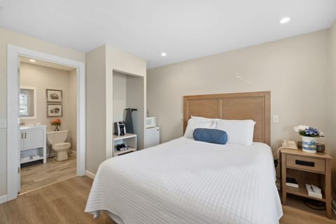 Renovated Queen Room Near the Beach (310)