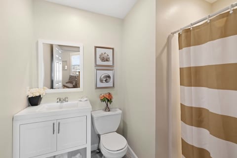 Renovated Queen Room Near the Beach (310)