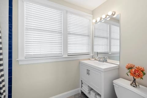 Partial Ocean View! 2 Queen Studio w/ Private Deck (312)
