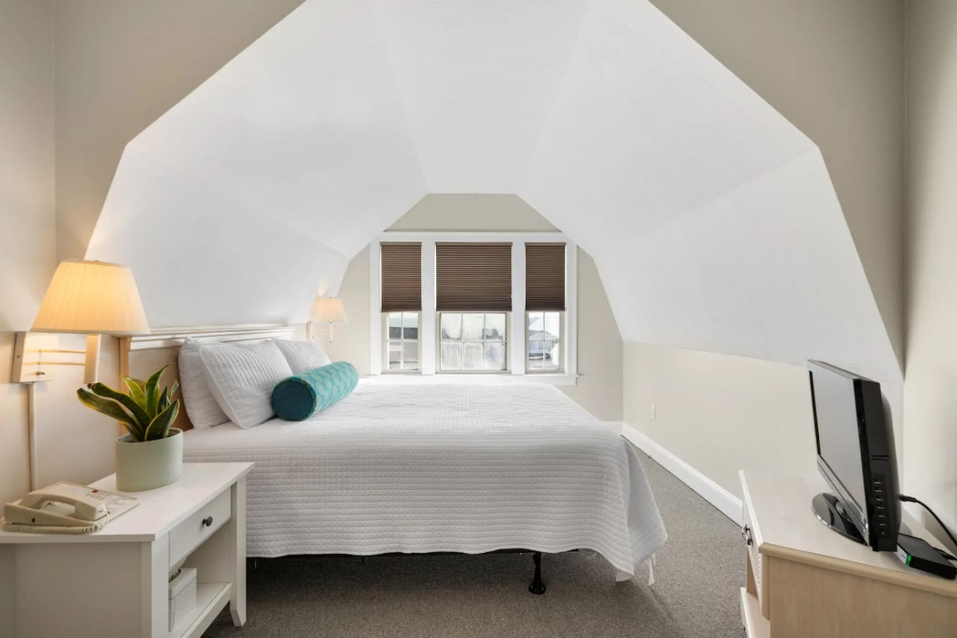 2-Bedroom Suite w/ Deck & Spectacular Ocean Views