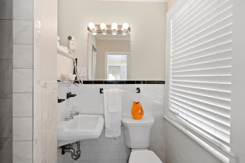 Spacious 1-Bedroom with King & Double Beds (301)