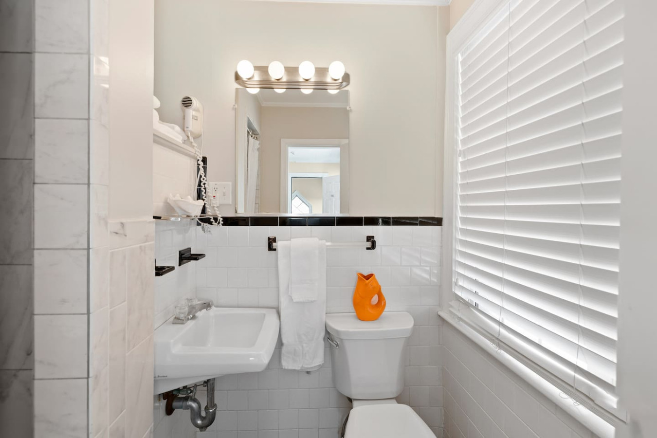 Spacious 2-Bedroom King Suite - Comfort & Style - Falmouth Spacious 2-Bedroom King Suite - Comfort & Style - Falmouth