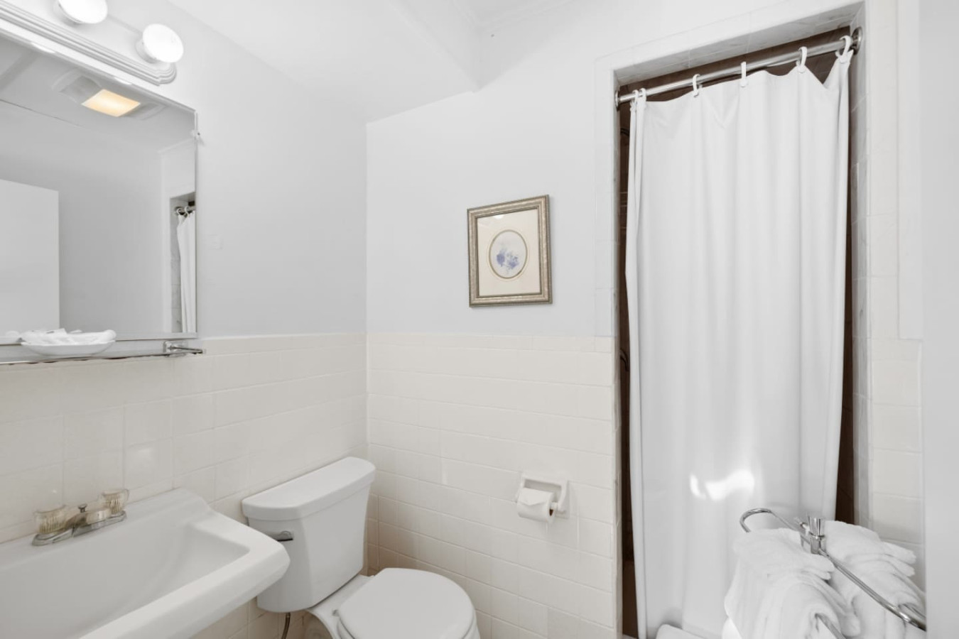 Queen Suite in Falmouth – Steps from the Beach