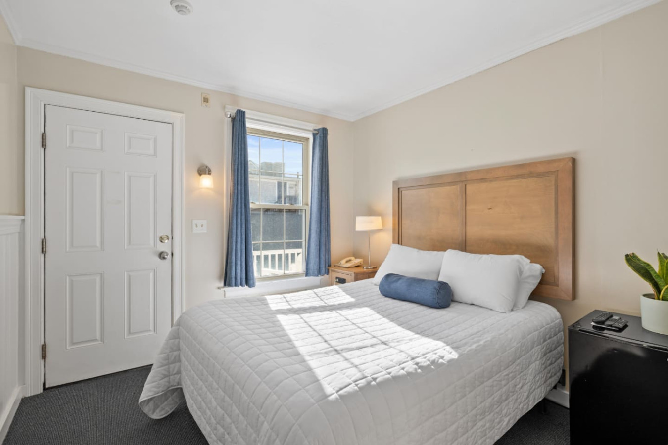 Queen Suite in Falmouth – Steps from the Beach