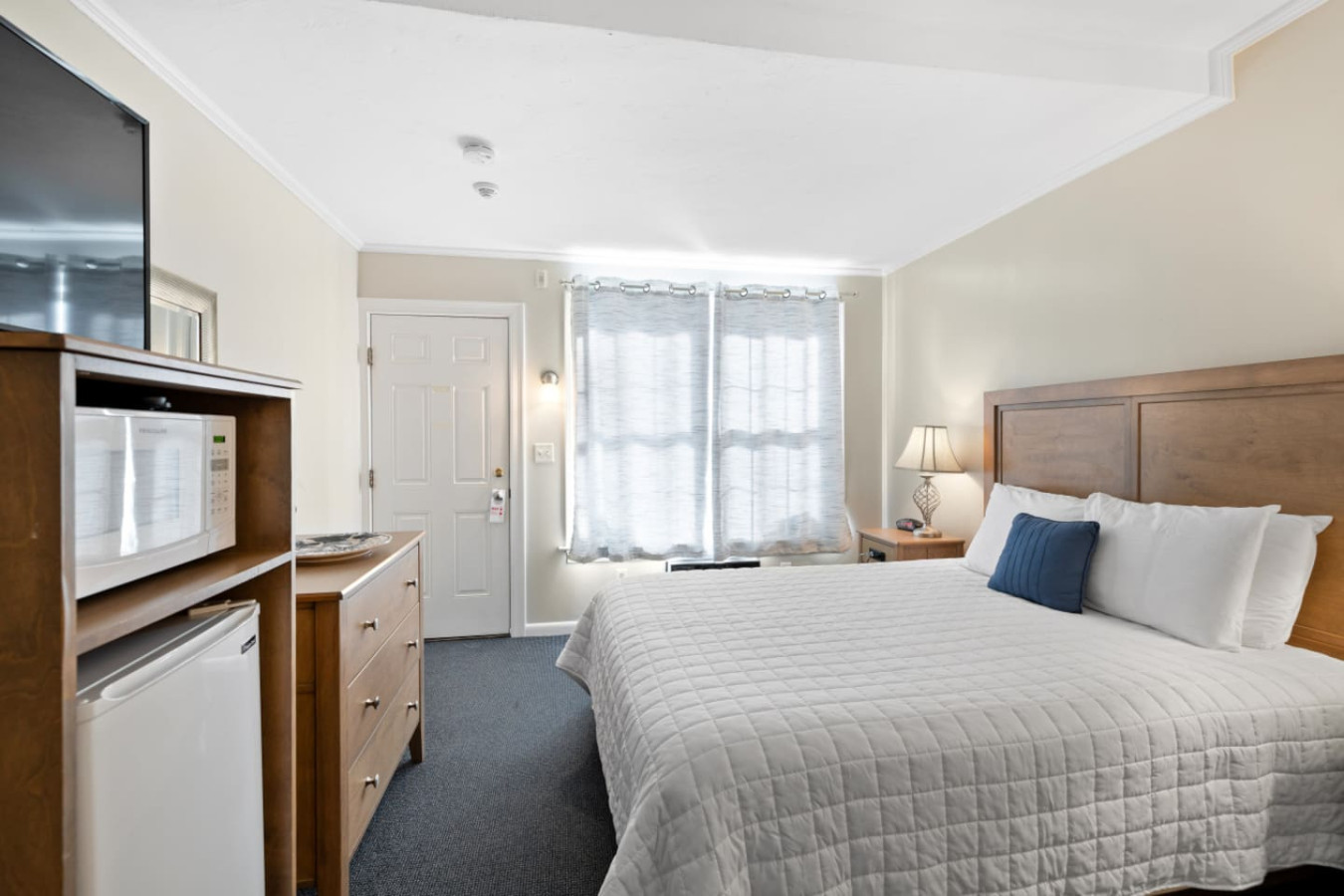 Queen Suite in Falmouth – Steps from the Beach