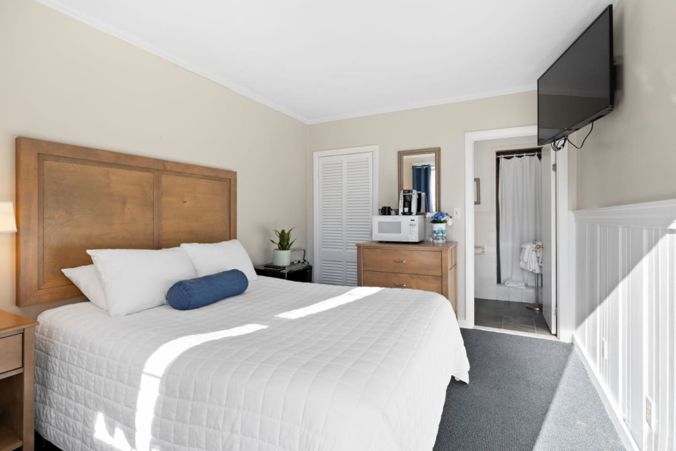 Queen Suite in Falmouth – Steps from the Beach