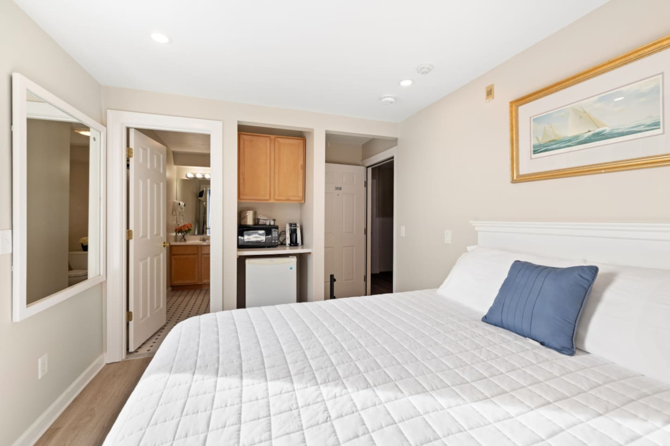 Renovated 1 Queen Bed Suite w/ Ocean Deck