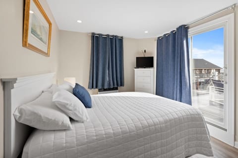 Queen Studio w/ Private Ocean-View Deck (309)