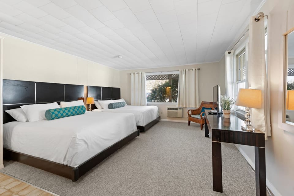 Ground-Floor Studio w/ 2 King Beds & Kitchenette (103) - Falmouth