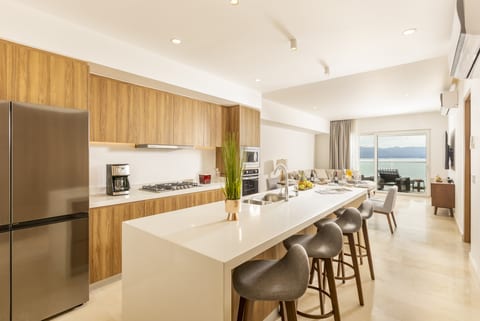 Luxury 3-Bedroom Beachfront Condo - Stunning View