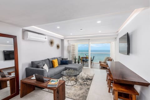 Updated Beachfront Studio - Free Breakfast
