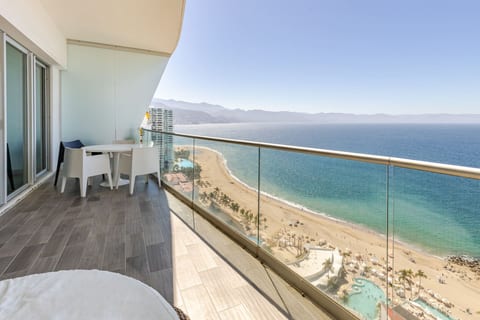 Oceanfront w Endless Views and Amenities Galore