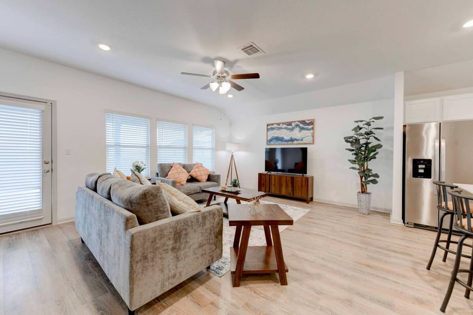 Comfort & Space:4BRHome in Hutto - Hutto
