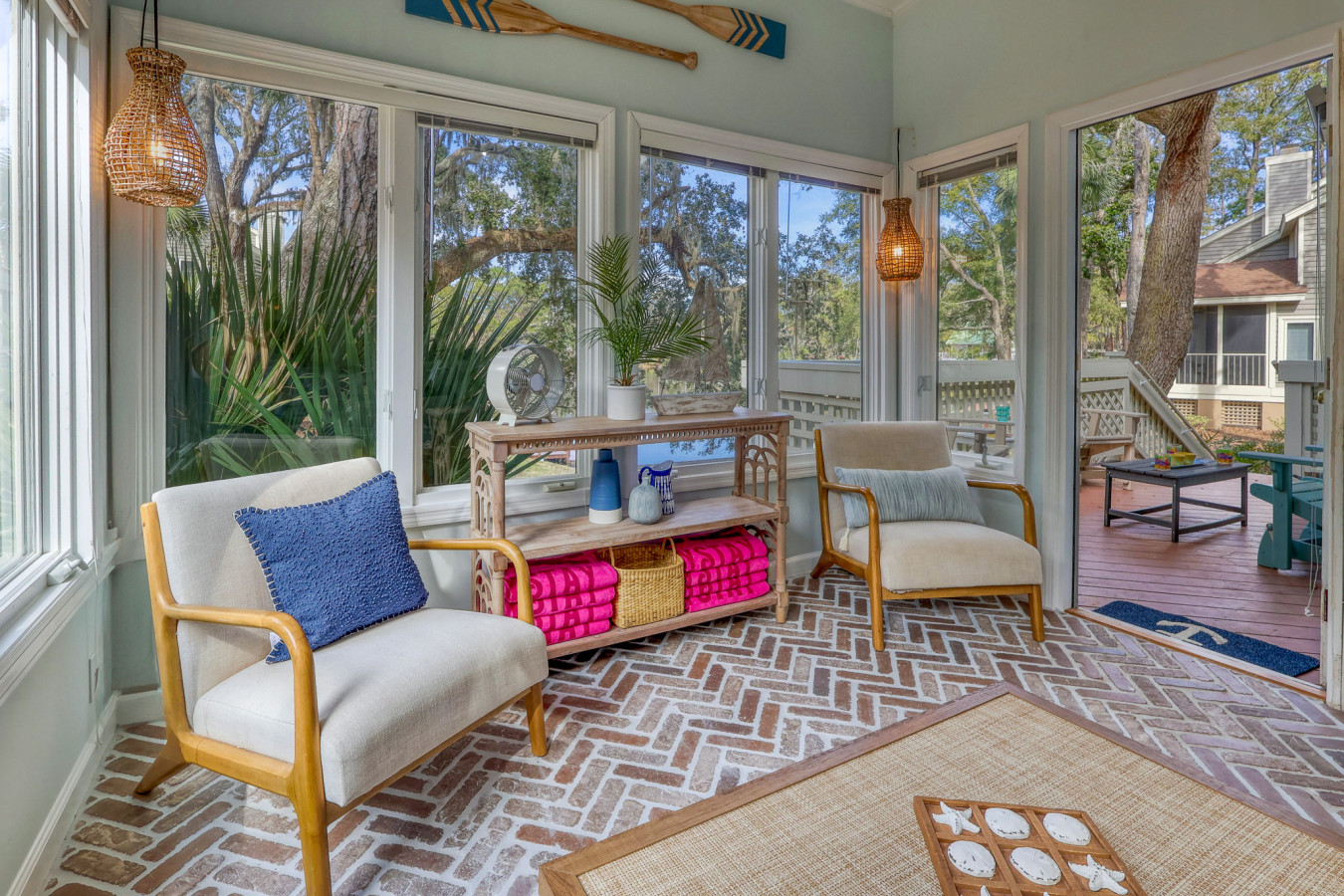 Carolina Room: A Sunlit Sanctuary Overlooking the Water