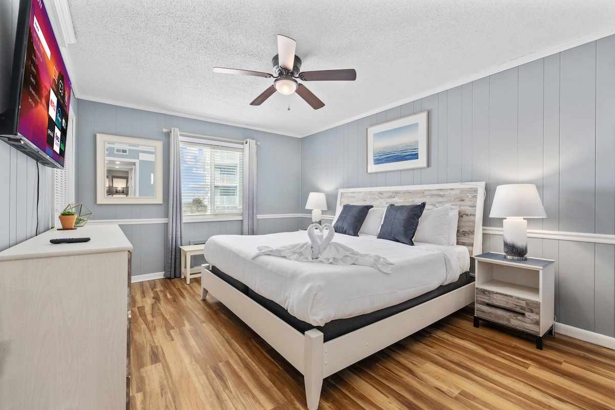 King bed, comfortable memory foam mattress, high end linens, and a view of the ocean!