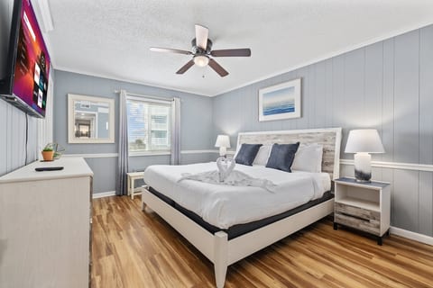King bed, comfortable memory foam mattress, high end linens, and a view of the ocean!