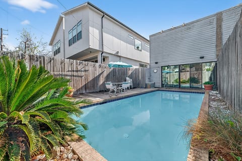 Montrose Retreat w Pool, Minutes from everything