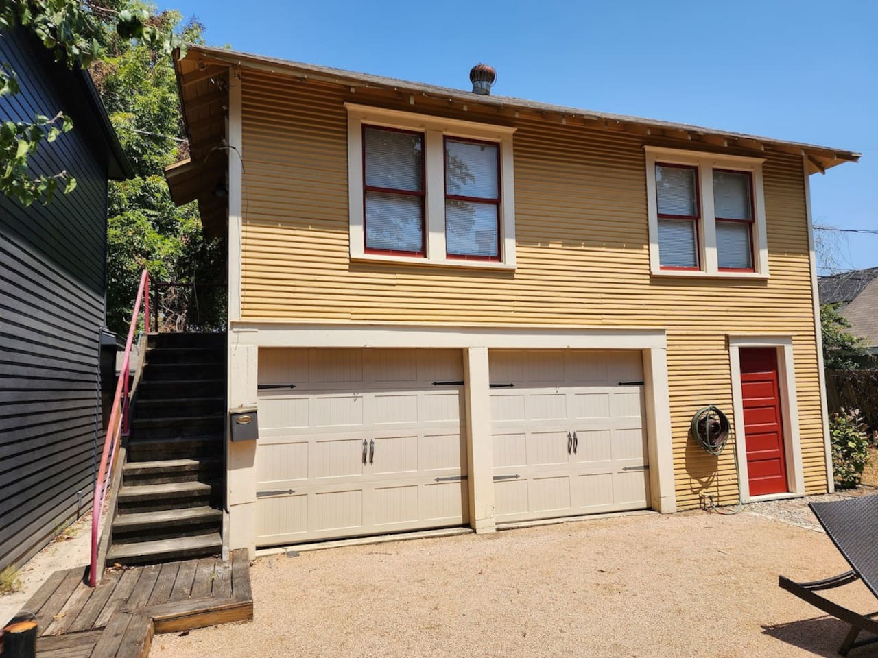 cute-and-quiet-garage-apt-home/