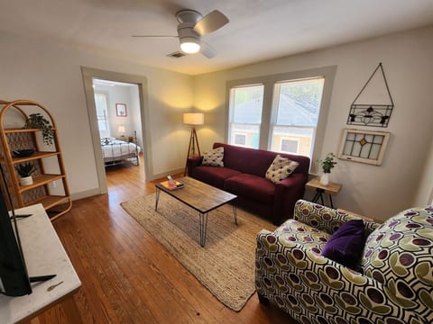 Quiet Heights Hideaway – Walk to Restaurants