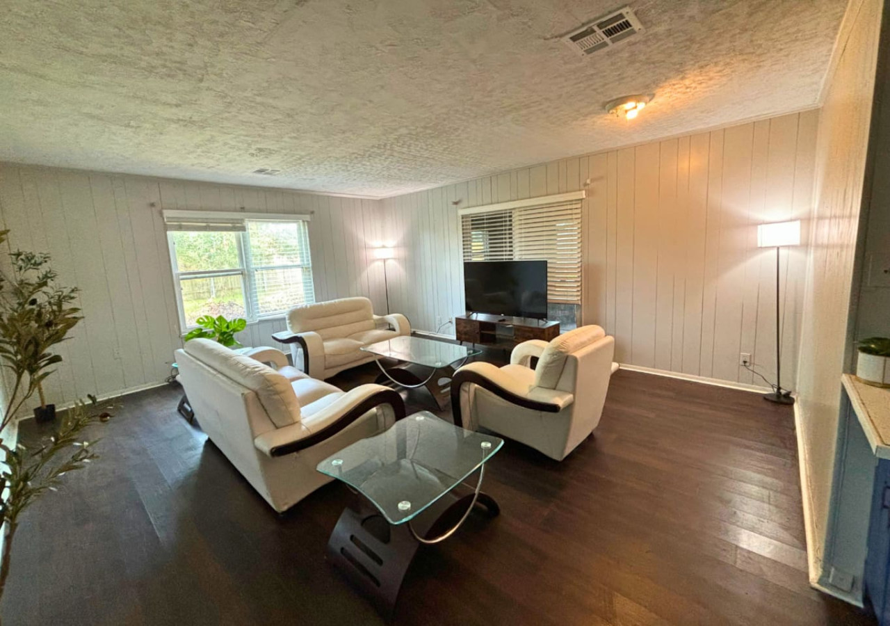 Retro 1BR Near Downtown | Quiet & Comfy Stay